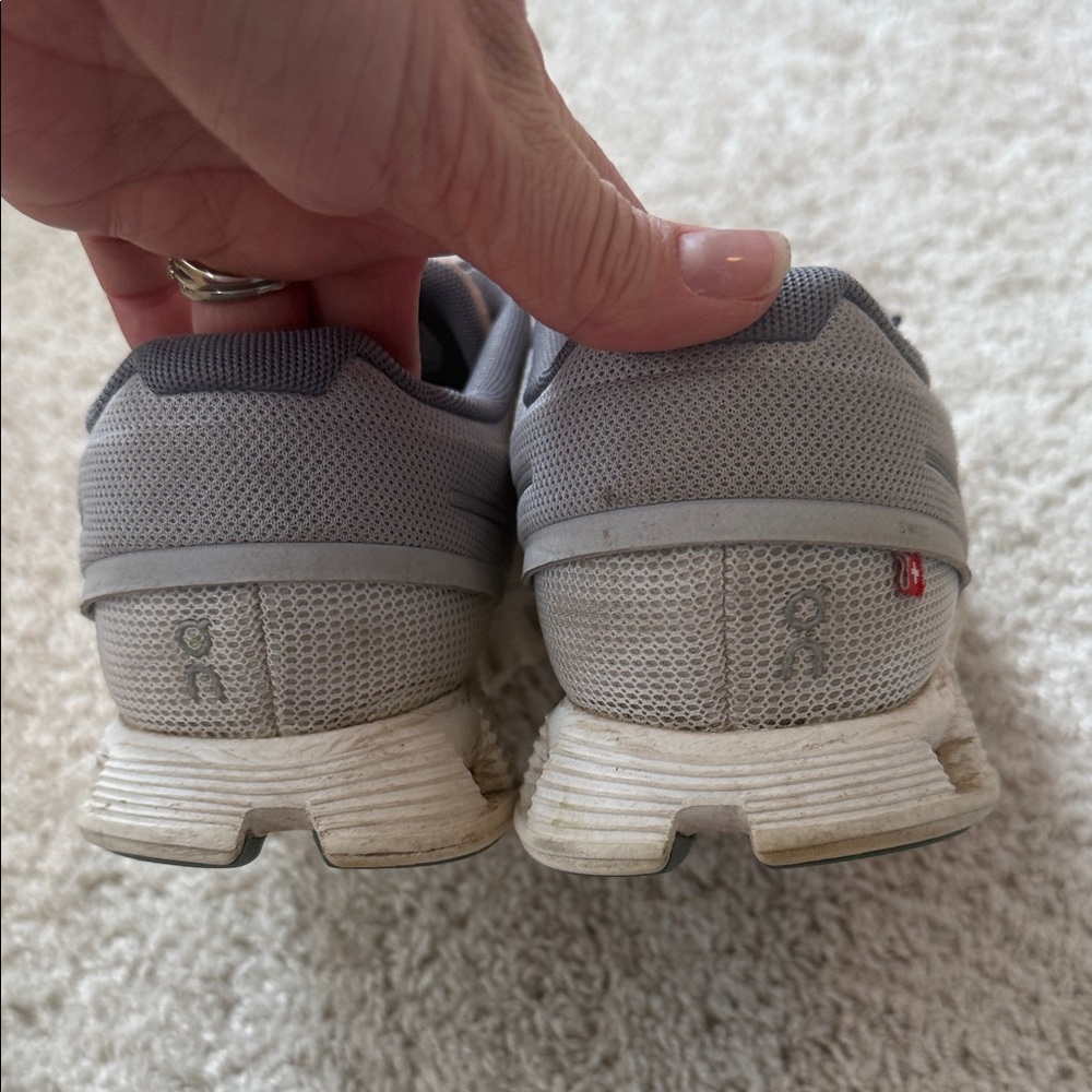 On clouds Running Shoes - Picture 5 of 7